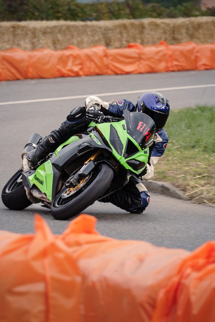 Kawasaki Ninja Poser Genou Virage Mortard Moto Course De Cote Verbois Suisse 683x1024