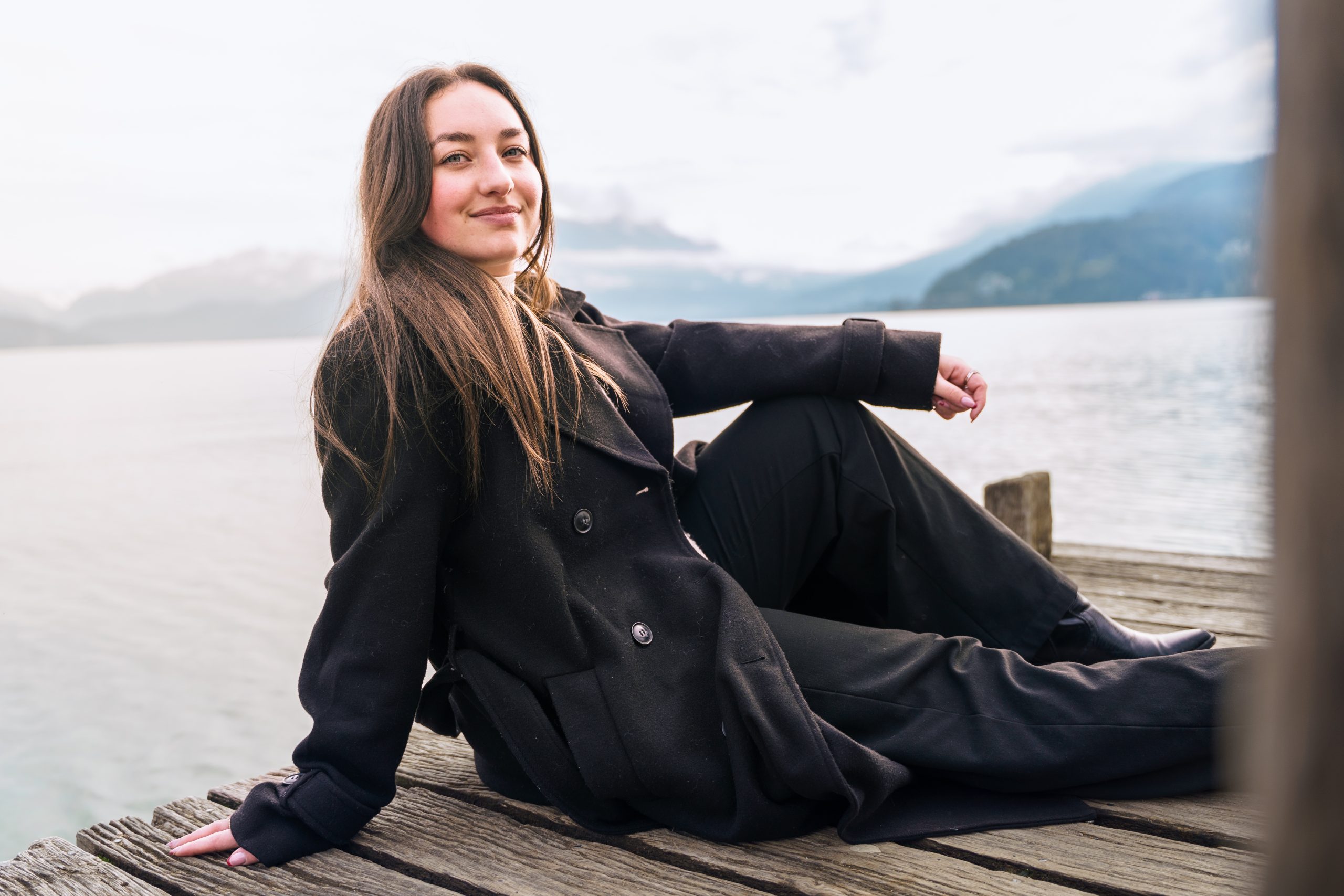 Assise Ponton Lac Portrait Mannequin Femme Rose Rouge Imperial Palace Lac Annecy Lcphotographie Scaled