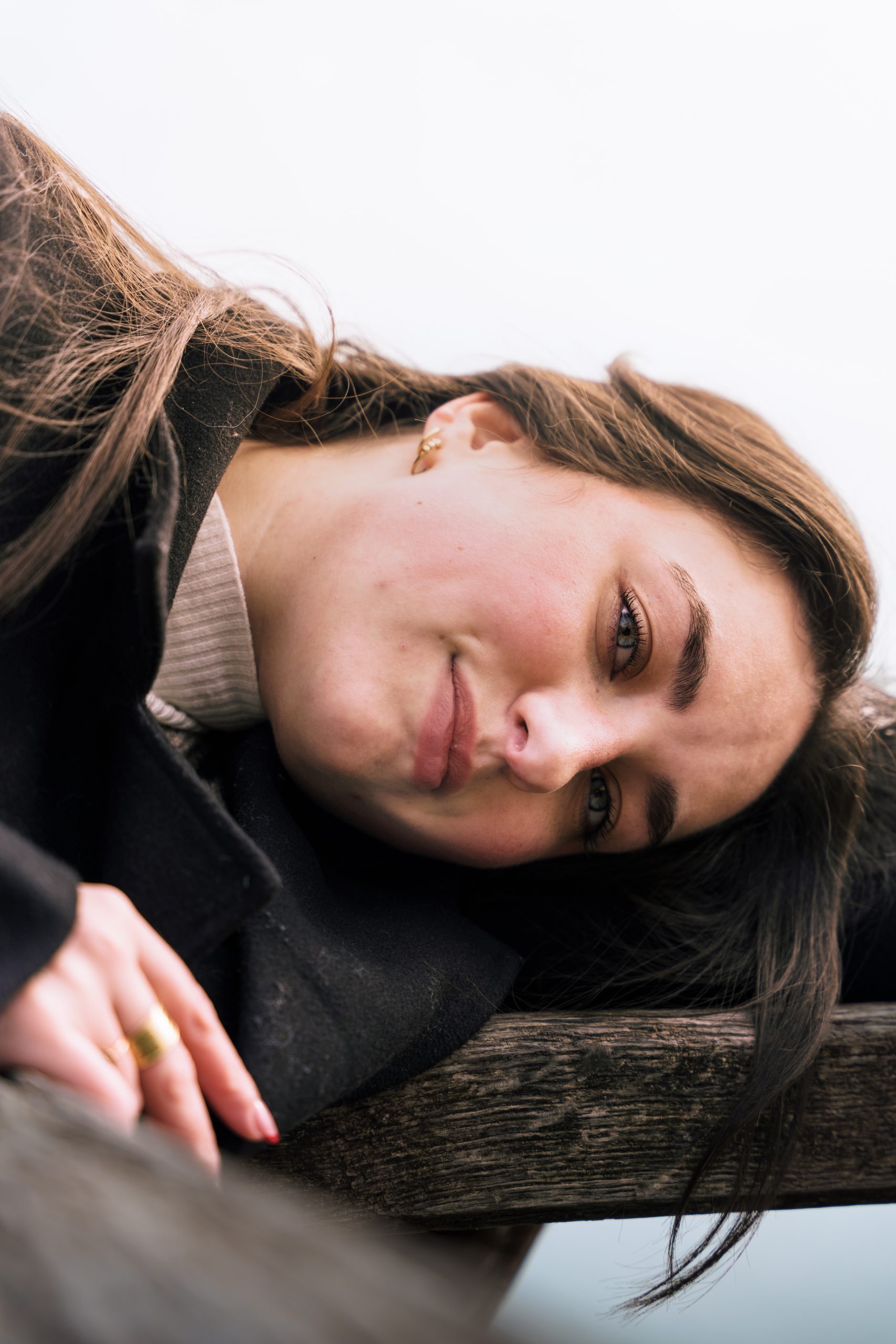 Coucher Barriere Portrait Mannequin Femme Rose Rouge Imperial Palace Lac Annecy Lcphotographie Scaled
