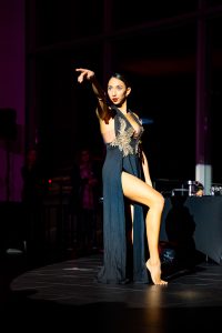 Danseuse Elegance Format Portrait Showroom Voiture Inauguration Audi Q3 Annemasse Groupe Jeanlain Lcphotographie 200x300