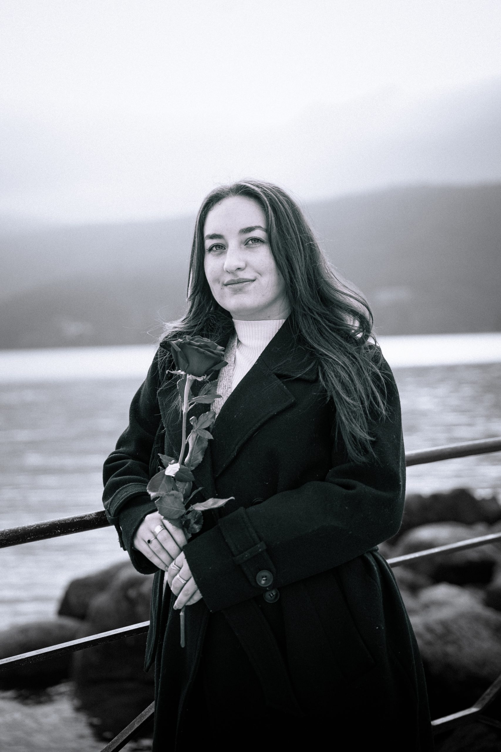 Elegante Noir Et Blanc Portrait Mannequin Femme Rose Rouge Imperial Palace Lac Annecy Lcphotographie Scaled