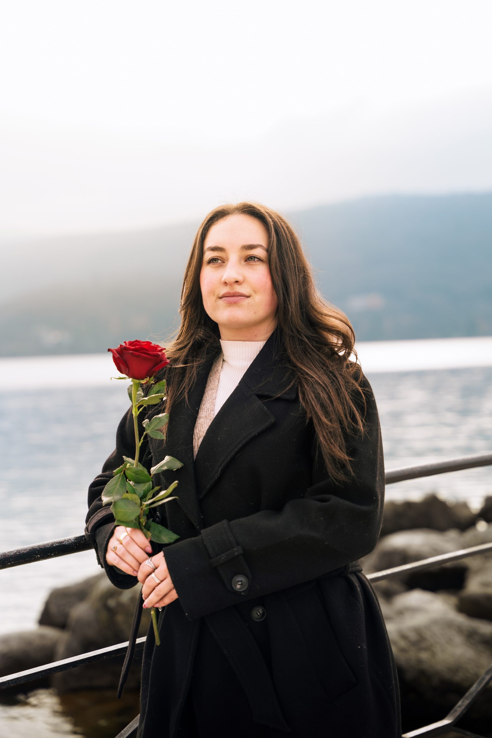 Elegante Reflechie Portrait Mannequin Femme Rose Rouge Imperial Palace Lac Annecy Lcphotographie Scaled