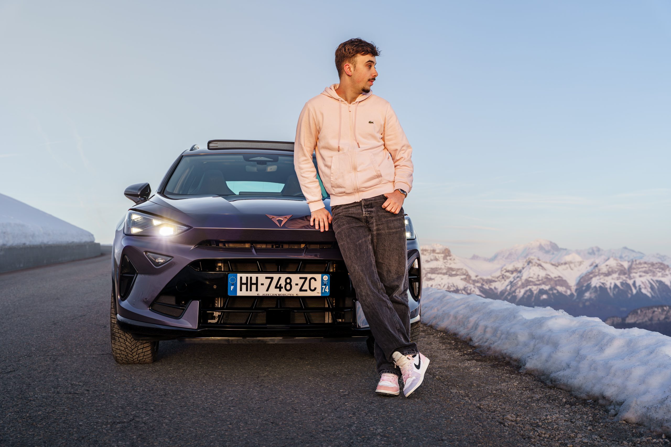 Homme Devant Cupra Formentor Annecy Photographie Semnoz Scaled