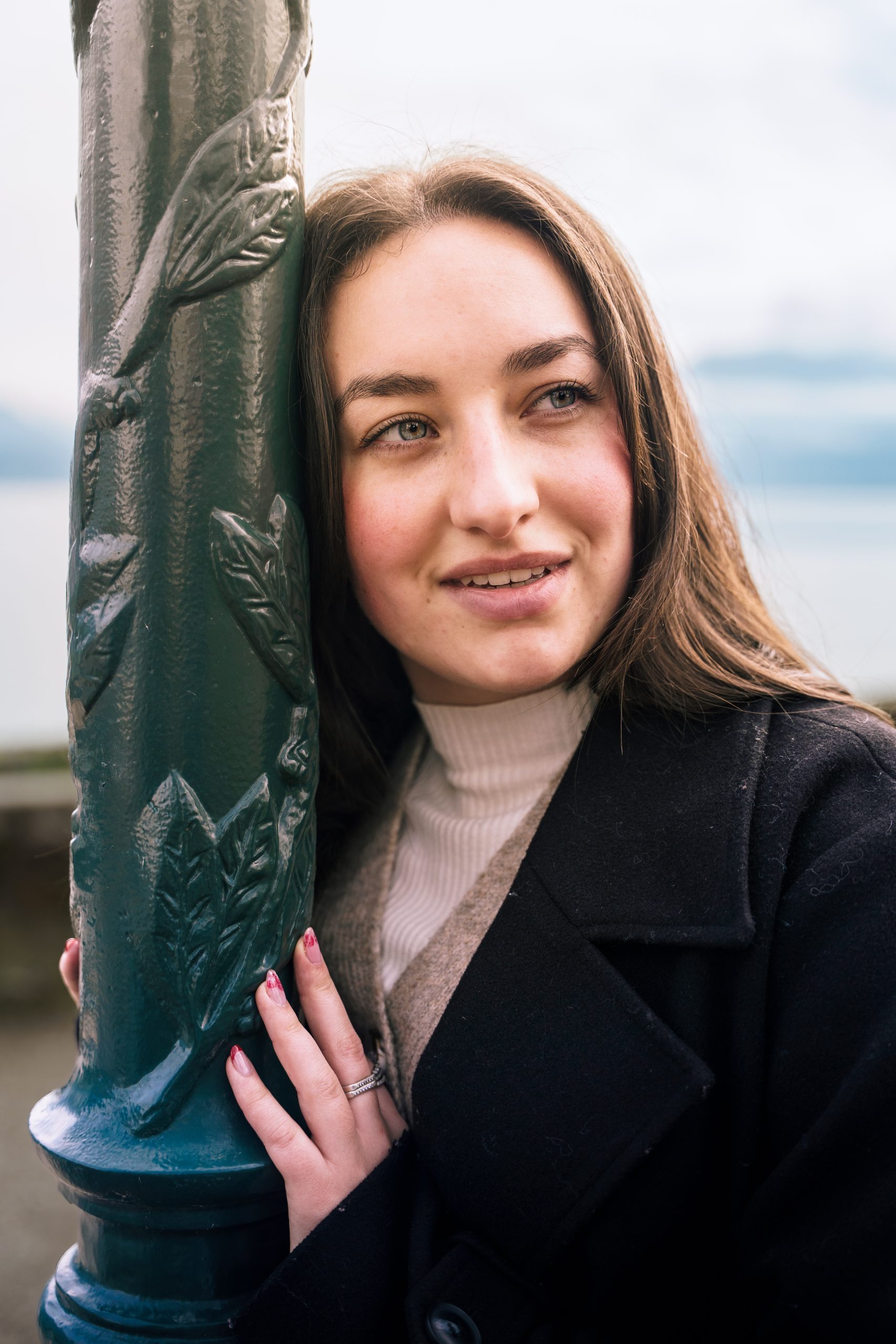 Lampadaire Portrait Mannequin Femme Rose Rouge Imperial Palace Lac Annecy Lcphotographie Scaled