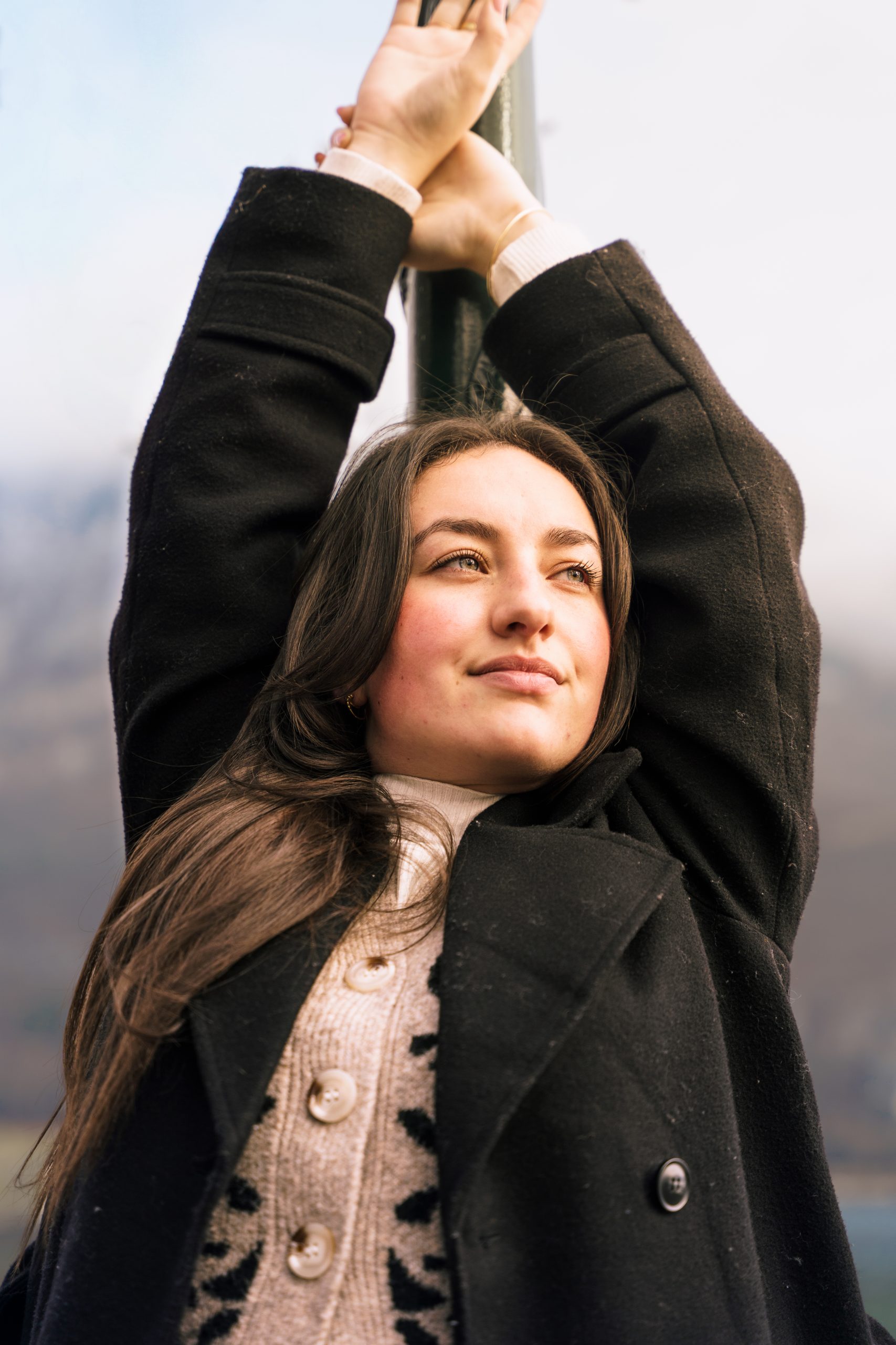 Lampadaire Pose Mannequin 2 Portrait Mannequin Femme Rose Rouge Imperial Palace Lac Annecy Lcphotographie Scaled