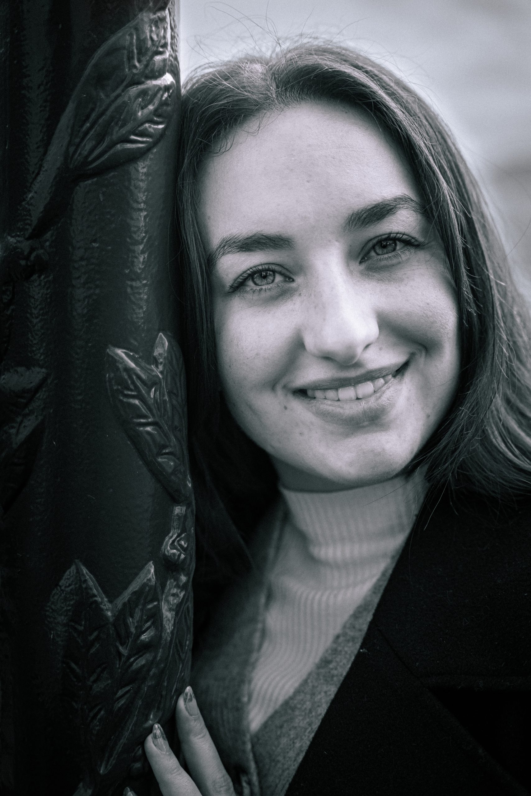 Lampadaire Regard Intense Noir Et Blanc Portrait Mannequin Femme Rose Rouge Imperial Palace Lac Annecy Lcphotographie Scaled