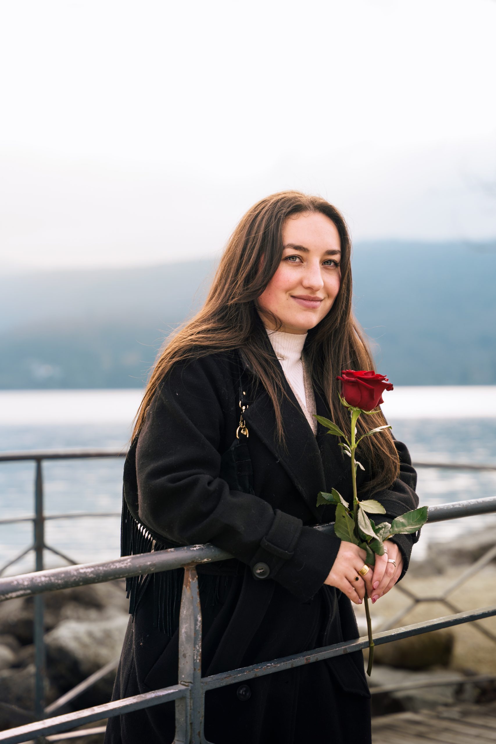 Regard Appareil Photo Portrait Mannequin Femme Rose Rouge Imperial Palace Lac Annecy Lcphotographie Scaled
