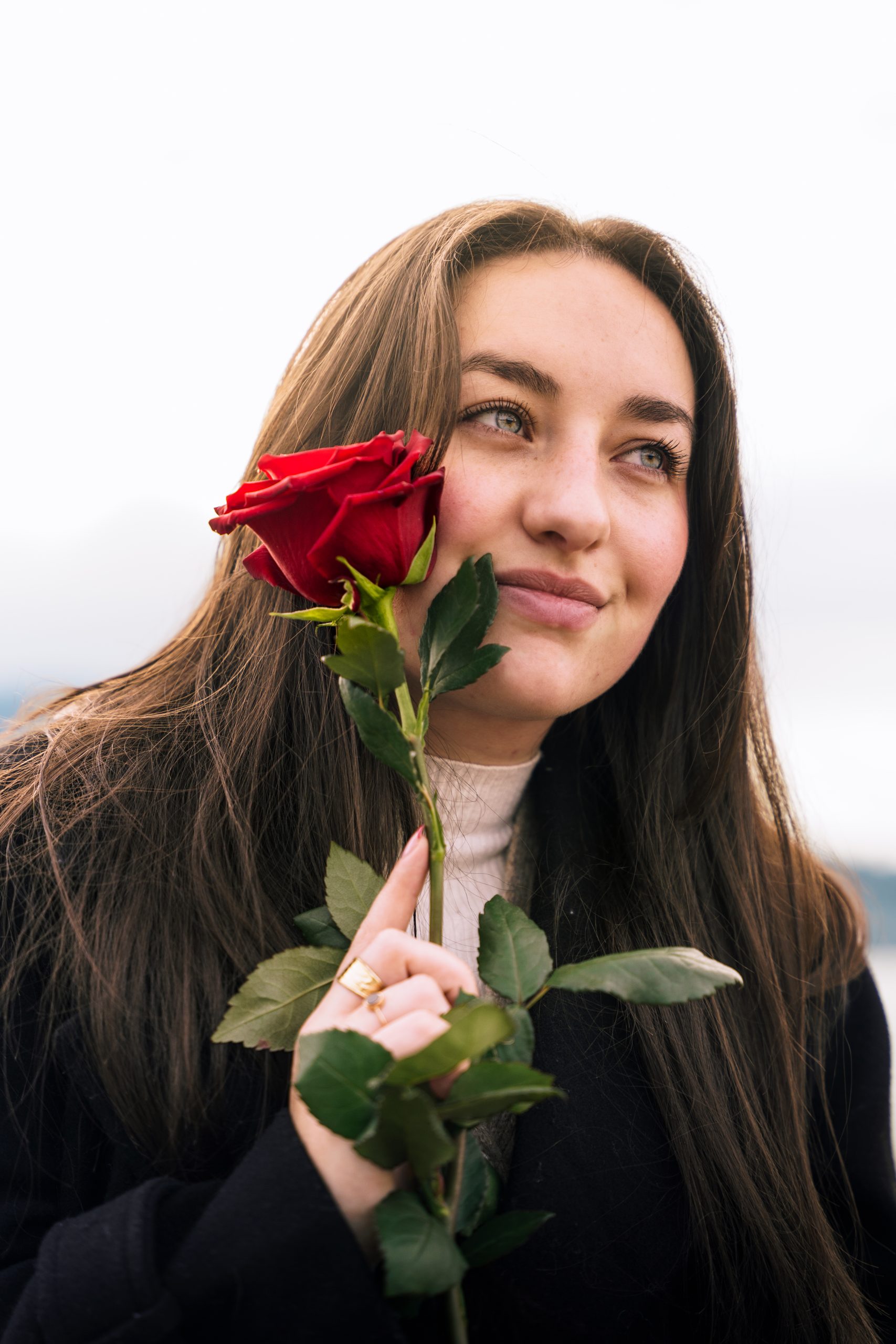 Regard Intense Portrait Mannequin Femme Rose Rouge Imperial Palace Lac Annecy Lcphotographie Scaled