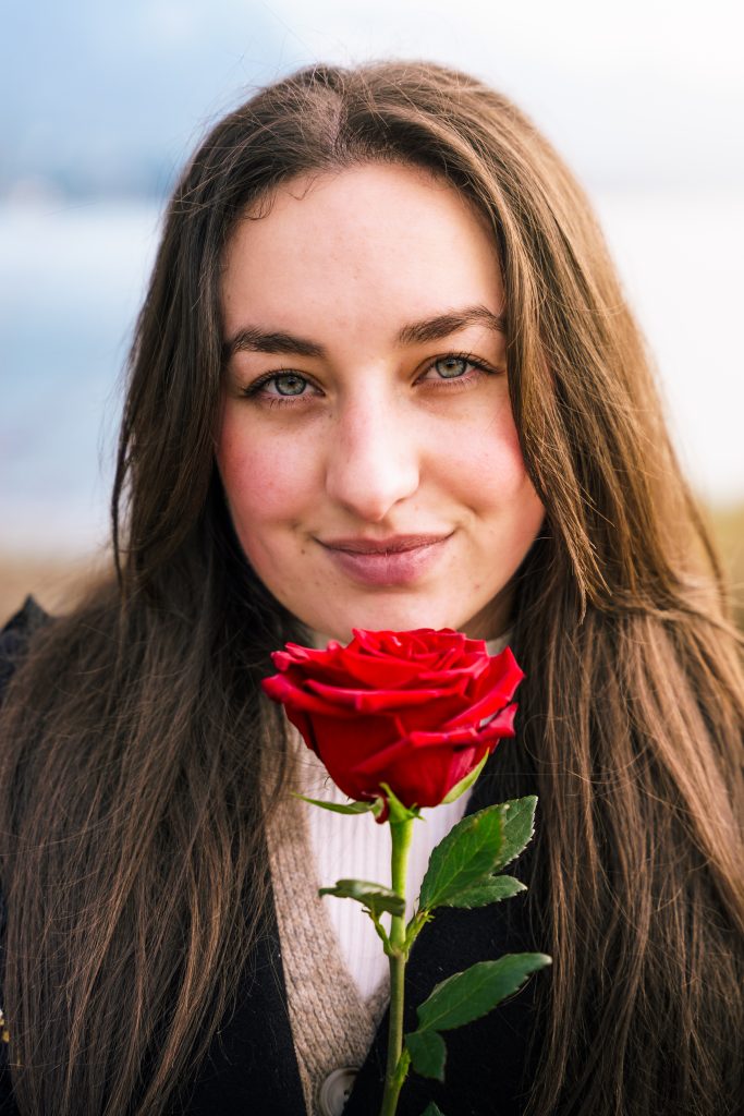 Visage Sentir Portrait Mannequin Femme Rose Rouge Imperial Palace Lac Annecy Lcphotographie 683x1024
